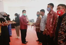 Bupati Buton Serahkan Rp 475 Juta Bantu Pembangunan Enam Masjid Bupati Buton Serahkan Rp 475 Juta Bantu Pembangunan Enam Masjid