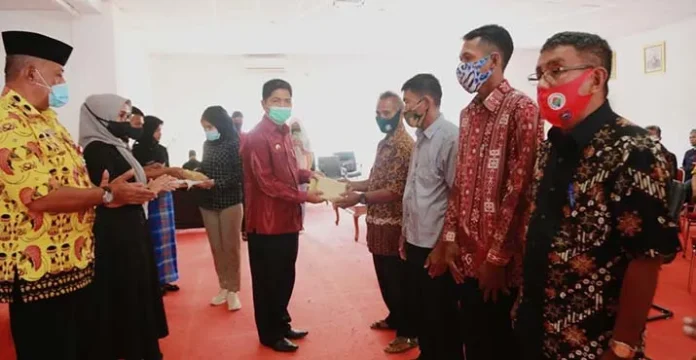 Bupati Buton Serahkan Rp 475 Juta Bantu Pembangunan Enam Masjid