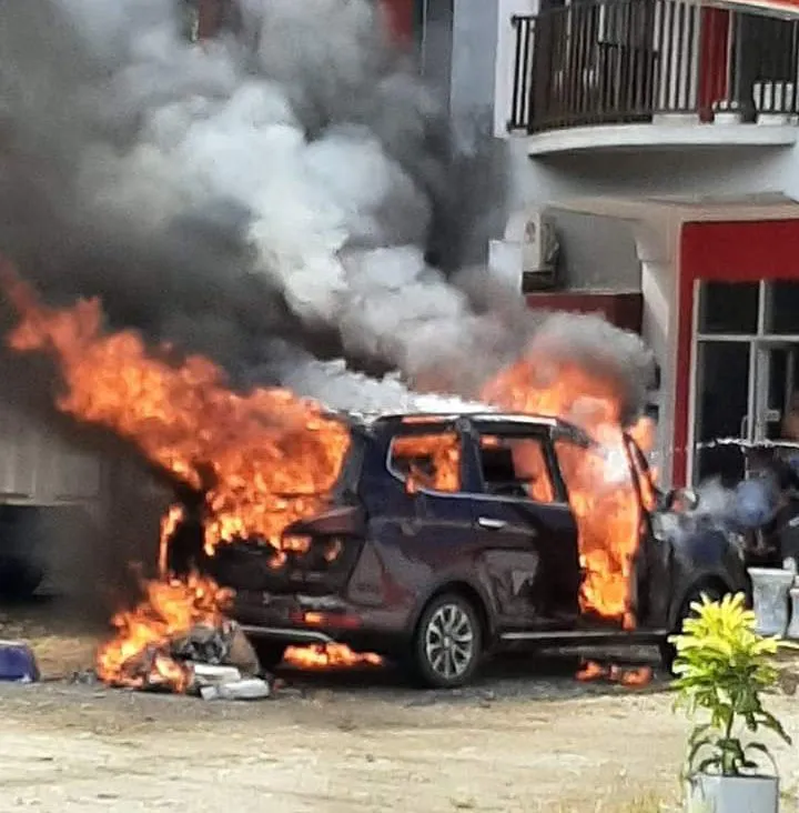 Diduga Arus Pendek Listrik, Sebuah Mobil di Kolut Terbakar