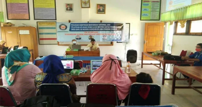 Guru SDN 6 Kendari Mudah PBM Makin Mudah dengan Zoom Cloud Meeting