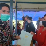 La Bakry Serahkan 350 Sertifikat Tanah Transmigran di Buton La Bakry Serahkan 350 Sertifikat Tanah Transmigran di Buton