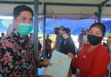 La Bakry Serahkan 350 Sertifikat Tanah Transmigran di Buton La Bakry Serahkan 350 Sertifikat Tanah Transmigran di Buton