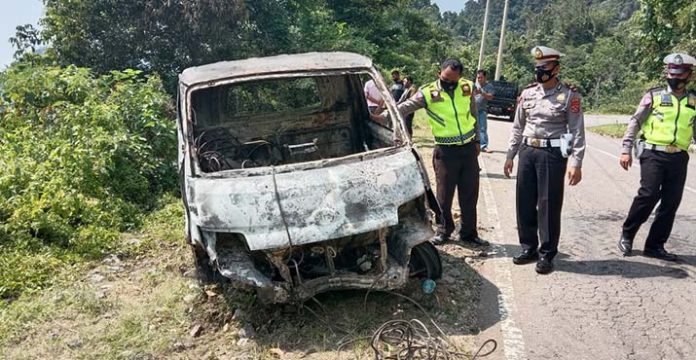 Kecelakaan di Kolut, Mobil Pikap Jatuh ke Jurang dan Terbakar