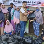 Tutup Masa Reses, Haerul Saleh Bagikan Bantuan Covid-19 di 11 Kecamatan di Kendari Tutup Masa Reses, Haerul Saleh Bagikan Bantuan Covid-19 di 11 Kecamatan di Kendari