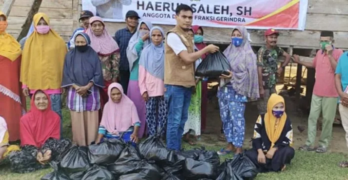 Tutup Masa Reses, Haerul Saleh Bagikan Bantuan Covid-19 di 11 Kecamatan di Kendari