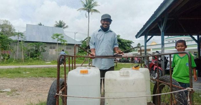 Kisah Pengangkut Air di Pilkades Serentak Buteng