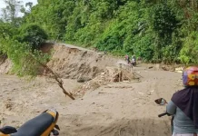 Banjir Bandang di Kolut, Empat Dusun Terisolasi dan Dua Rumah Hanyut Banjir Bandang di Kolut, Empat Dusun Terisolasi dan Dua Rumah Hanyut