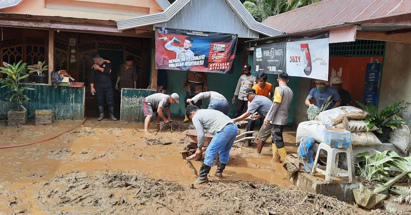 Banjir di Kolut, Rumah Terendam Lumpur dan Jembatan Rusak