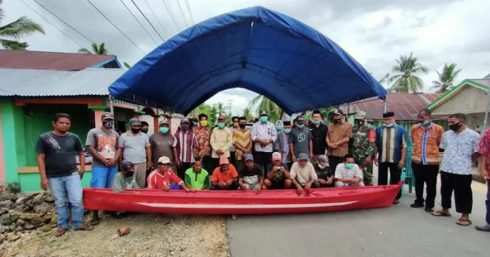 Beri Bantuan Perahu Nelayan, Bupati Buteng Ingatkan Kades Sepakati Hasil Musrembang