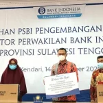 BI Sultra Serahkan Bantuan Laptop ke 16 Sekolah dan Perguruan Tinggi BI Sultra Serahkan Bantuan Laptop ke 16 Sekolah dan Perguruan Tinggi