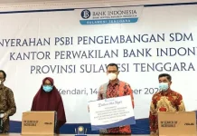 BI Sultra Serahkan Bantuan Laptop ke 16 Sekolah dan Perguruan Tinggi BI Sultra Serahkan Bantuan Laptop ke 16 Sekolah dan Perguruan Tinggi