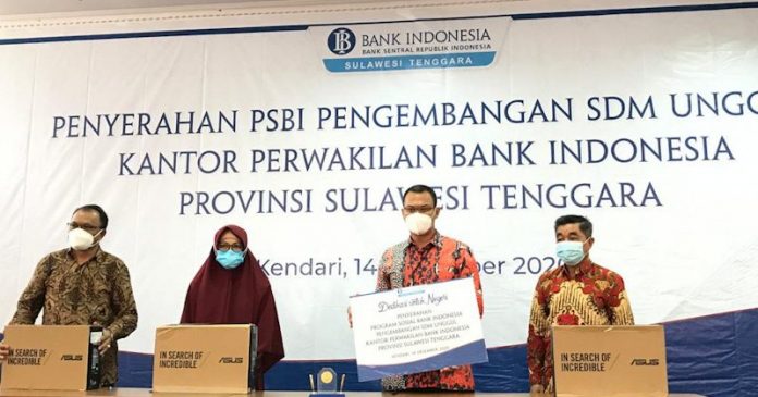 BI Sultra Serahkan Bantuan Laptop ke 16 Sekolah dan Perguruan Tinggi