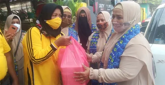 Peduli Bencana Puting Beliung, BKMT Sultra Bagikan Paket Makanan