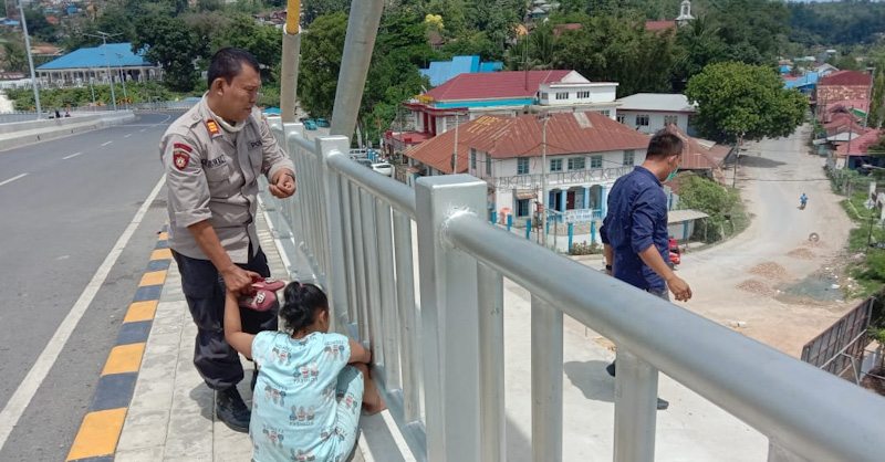 Putus Cinta, Perempuan Ini Nyaris Lompat dari Jembatan Teluk Kendari