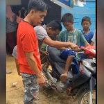 Pulang dari TPS, Warga Koltim Bawa Satu Unit Motor Hasil Taruhan Pulang dari TPS, Warga Koltim Bawa Satu Unit Motor Hasil Taruhan