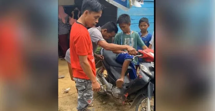 Pulang dari TPS, Warga Koltim Bawa Satu Unit Motor Hasil Taruhan