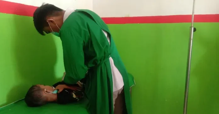 fariz Kisah Faris Naufal, Bocah di Buteng yang Hidup Tanpa Anus