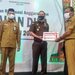 KPPN Kolaka Serahkan DIPA 2021 Lebih Awal KPPN Kolaka Serahkan DIPA 2021 Lebih Awal