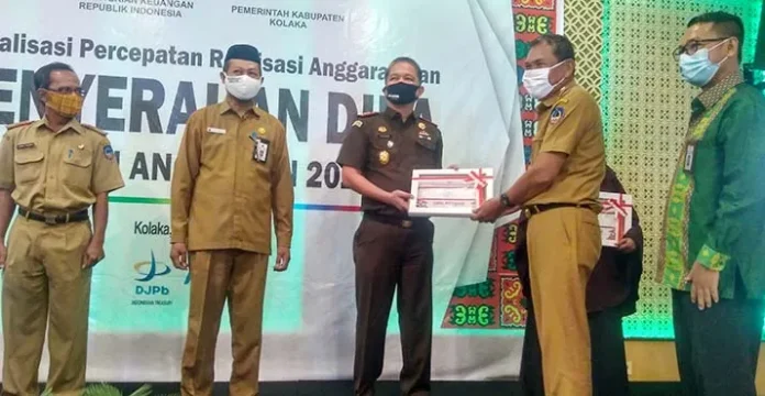kppnkolaka KPPN Kolaka Serahkan DIPA 2021 Lebih Awal