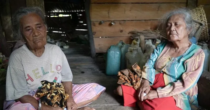 Momen Natal Dua Kakak Beradik Lansia di Tengah Keterbatasan Fisik