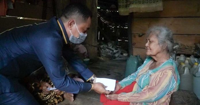 Momen Natal Dua Kakak Beradik Lansia di Tengah Keterbatasan Fisik