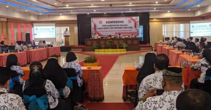 Konferensi PGRI, Bupati Kolaka Minta Guru Kreatif dan Profesional
