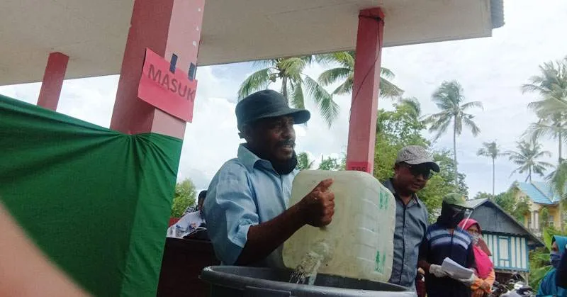 Kisah Pengangkut Air di Pilkades Serentak Buteng