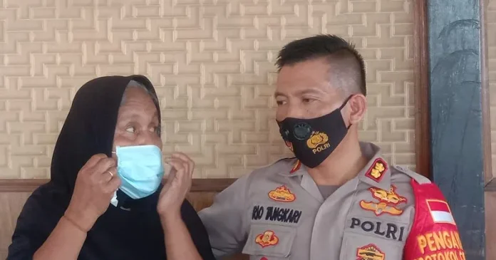 Anggota Polres Baubau Patungan Bantu Biaya Operasi Bocah yang Lahir Tanpa Anus