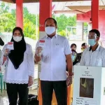 Ruksamin Didampingi Istri dan Anak Mencoblos di TPS 1 Desa Basule Ruksamin Didampingi Istri dan Anak Mencoblos di TPS 1 Desa Basule