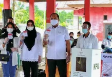 Ruksamin Didampingi Istri dan Anak Mencoblos di TPS 1 Desa Basule Ruksamin Didampingi Istri dan Anak Mencoblos di TPS 1 Desa Basule