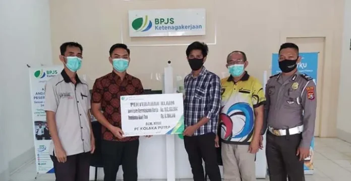 santunakematiann BP Jamsostek Kolaka Serahkan Santunan Rp153 Juta