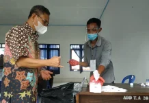 Disambut Teriakan ‘Lanjutkan’, Tony Salurkan Hak Pilihnya Disambut Teriakan 'Lanjutkan', Tony Salurkan Hak Pilihnya