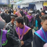 Meriahnya Wisuda Unilaki, Ramai-ramai Langgar Protokol Kesehatan Meriahnya Wisuda Unilaki, Ramai-ramai Langgar Protokol Kesehatan