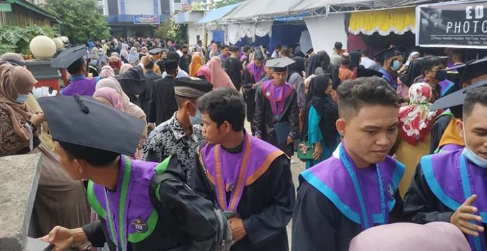 Meriahnya Wisuda Unilaki, Ramai-ramai Langgar Protokol Kesehatan