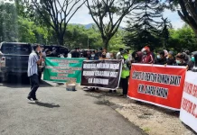 Keluarga Pasien Bersalin yang Meninggal di RSUD Kolut Mengadu ke DPRD Keluarga Pasien Bersalin yang Meninggal di RSUD Kolut Mengadu ke DPRD