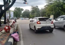 Kawasan Lampu Merah di Kota Kendari Dihiasi Anak Jalanan Kawasan Lampu Merah di Kota Kendari Dihiasi Anak Jalanan