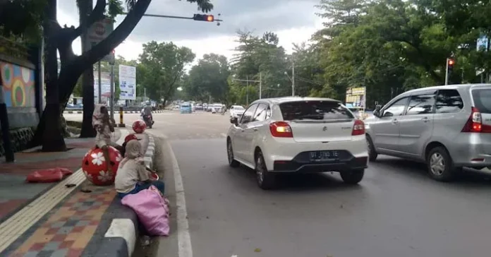 Kawasan Lampu Merah di Kota Kendari Dihiasi Anak Jalanan