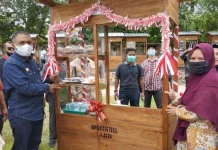 Bupati Arusani Bagi-bagi Gerobak Jualan dan Benang Tenun Bupati Arusani Bagi-bagi Gerobak Jualan dan Benang Tenun
