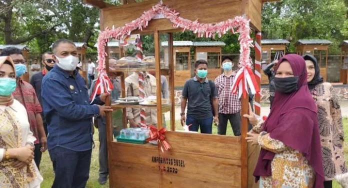 Bupati Arusani Bagi-bagi Gerobak Jualan dan Benang Tenun