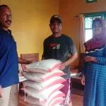 Anggota Dewan Salurkan 1 Ton Beras untuk Warga Buton Selatan Anggota Dewan Salurkan 1 Ton Beras untuk Warga Buton Selatan