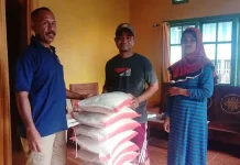 Anggota Dewan Salurkan 1 Ton Beras untuk Warga Buton Selatan Anggota Dewan Salurkan 1 Ton Beras untuk Warga Buton Selatan