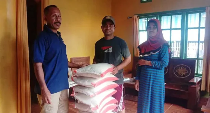 Anggota Dewan Salurkan 1 Ton Beras untuk Warga Buton Selatan
