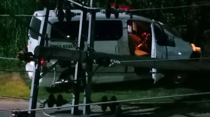 Mobil Ambulans Hantam Tiang Listrik di Depan Gedung DPRD Kendari