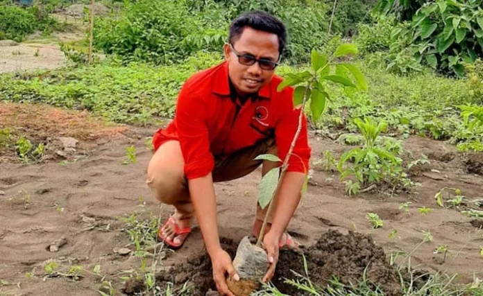PDI Perjuangan Busel Tanam Ratusan Pohon di Bantaran Sungai Masiri