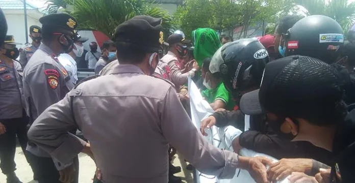 Buruh Pelabuhan Tolak Pemindahan Terminal Kapal Kayu Wawonii