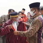 Bupati Busel Beri Bantuan Ratusan Pakaian Kerja untuk Perangkat Masjid Bupati Busel Beri Bantuan Ratusan Pakaian Kerja untuk Perangkat Masjid
