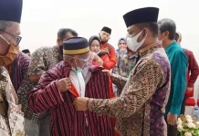 Bupati Busel Beri Bantuan Ratusan Pakaian Kerja untuk Perangkat Masjid Bupati Busel Beri Bantuan Ratusan Pakaian Kerja untuk Perangkat Masjid