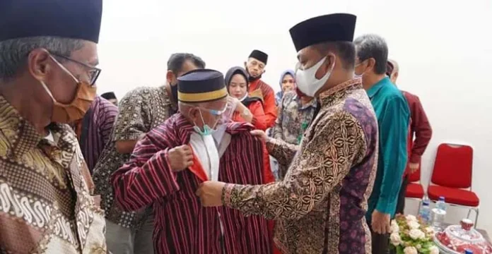 Bupati Busel Beri Bantuan Ratusan Pakaian Kerja untuk Perangkat Masjid