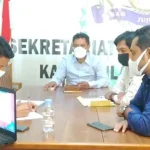 Fajar Hasan Kembalikan Berkas Pendaftaran Calon Ketua Kadin Sultra Fajar Hasan Kembalikan Berkas Pendaftaran Calon Ketua Kadin Sultra