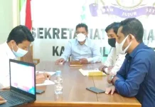 Fajar Hasan Kembalikan Berkas Pendaftaran Calon Ketua Kadin Sultra Fajar Hasan Kembalikan Berkas Pendaftaran Calon Ketua Kadin Sultra